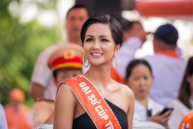 Hoa hậu HHen Niê nổi bật với nhan sắc và thần thái, điều duy nhất gây khó hiểu lại chính là chiếc váy - Ảnh 2.