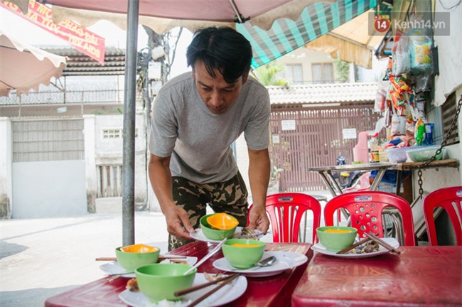Cô bán cơm dễ thương hết sức ở Sài Gòn: 10 ngàn cũng bán, khách nhiêu tiền cũng có cơm ăn” - Ảnh 12.