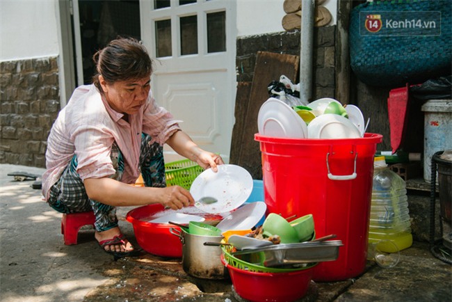 Cô bán cơm dễ thương hết sức ở Sài Gòn: 10 ngàn cũng bán, khách nhiêu tiền cũng có cơm ăn” - Ảnh 14.
