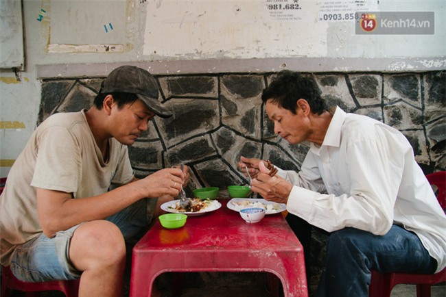 Cô bán cơm dễ thương hết sức ở Sài Gòn: 10 ngàn cũng bán, khách nhiêu tiền cũng có cơm ăn” - Ảnh 2.