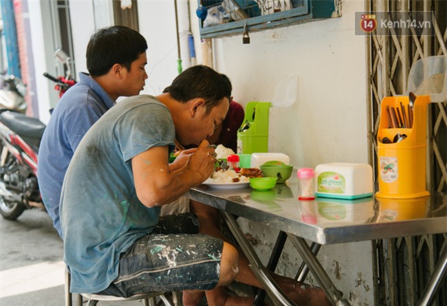 Cô bán cơm dễ thương hết sức ở Sài Gòn: 10 ngàn cũng bán, khách nhiêu tiền cũng có cơm ăn” - Ảnh 3.