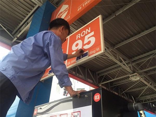 1 lit xang sap phai cong 4.000 dong tien thue - 1