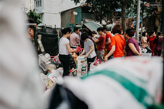 Nhiều tiểu thương khóc ngất sau vụ cháy chợ Quang: