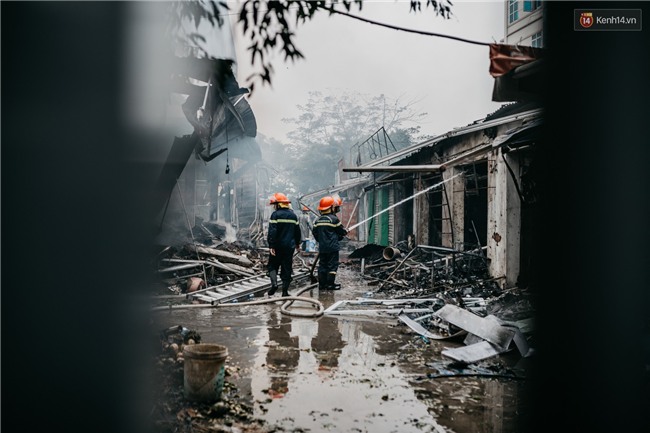 Nhiều tiểu thương khóc ngất sau vụ cháy chợ Quang: Cháy hết rồi, hết sạch sành sanh... - Ảnh 10.