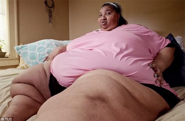 Nỗi đau của cô gái 290kg kiếm sống bằng cách ngồi ăn trước internet: từng bị cha dượng xâm hại, chồng cũ bạo hành - Ảnh 1.