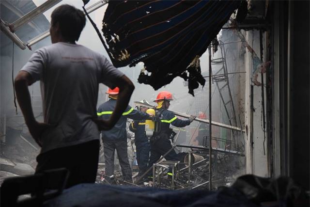 Vụ cháy chợ thiêu rụi hàng loạt ki ốt ở Hà Nội: Do người dân đốt hương ngày rằm hoặc chập cháy điện ? - Ảnh 1.