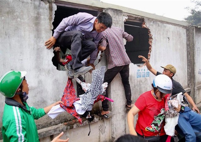 Vụ cháy chợ thiêu rụi hàng loạt ki ốt ở Hà Nội: Do người dân đốt hương ngày rằm hoặc chập cháy điện ? - Ảnh 3.