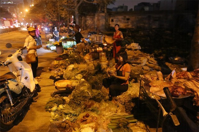 Vụ cháy chợ thiêu rụi hàng loạt ki ốt ở Hà Nội: Do người dân đốt hương ngày rằm hoặc chập cháy điện ? - Ảnh 6.