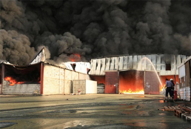 Cháy kho nhiên liệu và thực phẩm cứu trợ tại cảng Hodeidah, Yemen