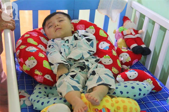Tình hình hiện tại của bé não úng thủy Đức Lộc cùng với hơn 100 đứa trẻ bị bố mẹ bỏ rơi ở mái ấm Đức Quang - Ảnh 2.