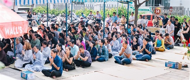 Hơn 1 tuần sau vụ cháy chung cư Carina: Nghẹn ngào nước mắt trong lễ cầu siêu - Ảnh 1.