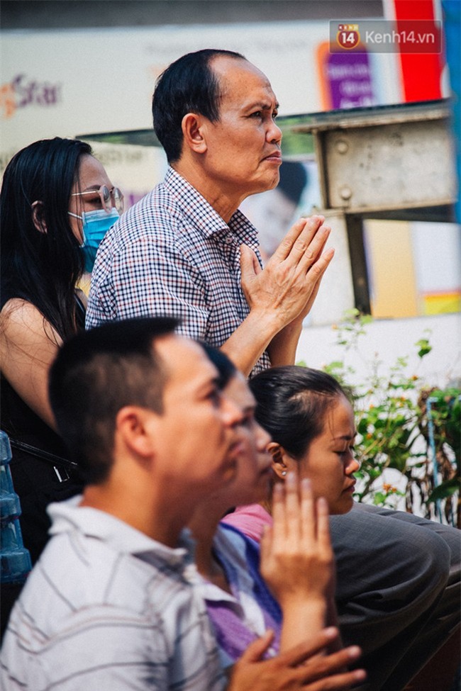 Hơn 1 tuần sau vụ cháy chung cư Carina: Nghẹn ngào nước mắt trong lễ cầu siêu - Ảnh 7.