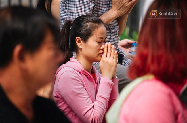 Hơn 1 tuần sau vụ cháy chung cư Carina: Nghẹn ngào nước mắt trong lễ cầu siêu - Ảnh 7.