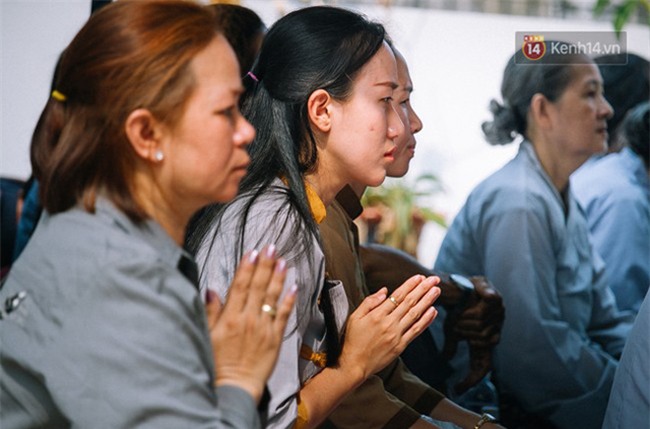 Hơn 1 tuần sau vụ cháy chung cư Carina: Nghẹn ngào nước mắt trong lễ cầu siêu - Ảnh 7.