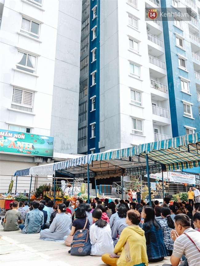 Hơn 1 tuần sau vụ cháy chung cư Carina: Nghẹn ngào nước mắt trong lễ cầu siêu - Ảnh 8.