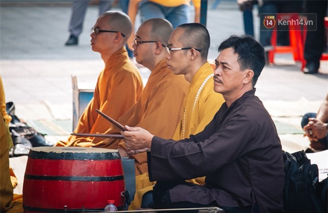 Hơn 1 tuần sau vụ cháy chung cư Carina: Nghẹn ngào nước mắt trong lễ cầu siêu - Ảnh 2.