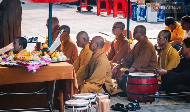 Hơn 1 tuần sau vụ cháy chung cư Carina: Nghẹn ngào nước mắt trong lễ cầu siêu - Ảnh 3.