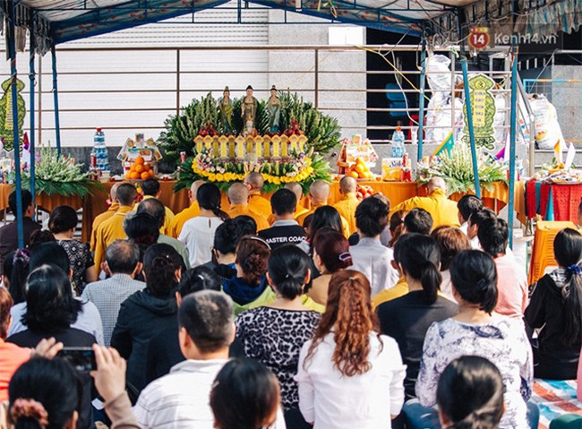 Hơn 1 tuần sau vụ cháy chung cư Carina: Nghẹn ngào nước mắt trong lễ cầu siêu - Ảnh 4.