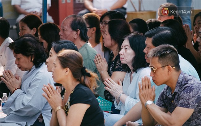 Hơn 1 tuần sau vụ cháy chung cư Carina: Nghẹn ngào nước mắt trong lễ cầu siêu - Ảnh 4.