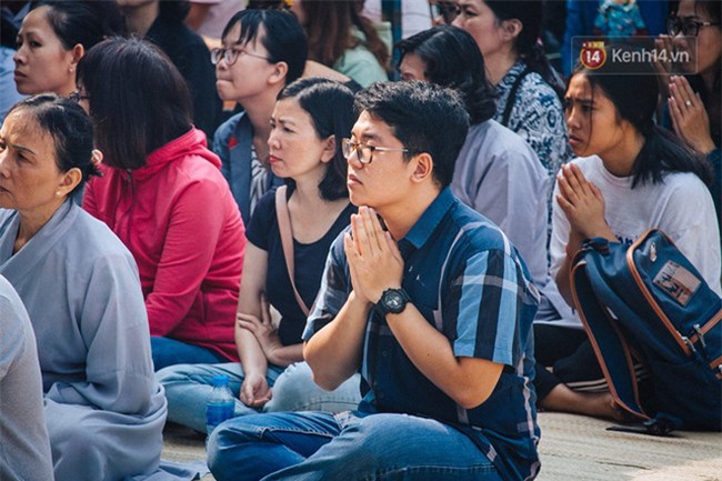 Hơn 1 tuần sau vụ cháy chung cư Carina: Nghẹn ngào nước mắt trong lễ cầu siêu - Ảnh 4.