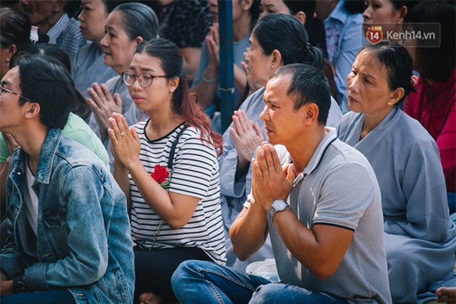 Hơn 1 tuần sau vụ cháy chung cư Carina: Nghẹn ngào nước mắt trong lễ cầu siêu - Ảnh 4.