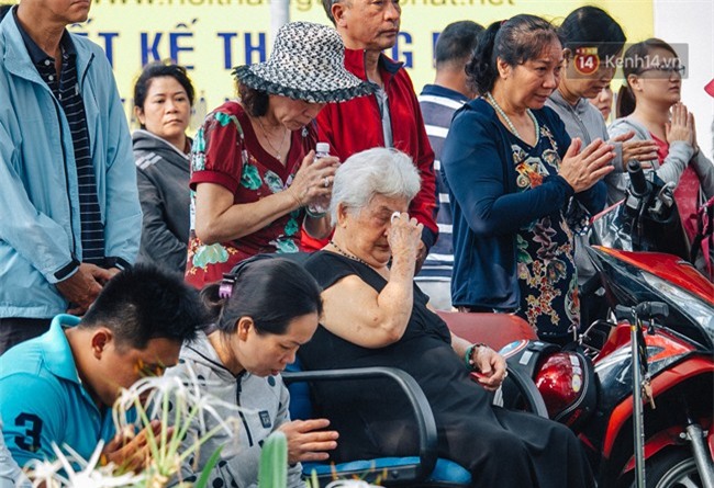 Hơn 1 tuần sau vụ cháy chung cư Carina: Nghẹn ngào nước mắt trong lễ cầu siêu - Ảnh 5.