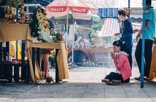 Hơn 1 tuần sau vụ cháy chung cư Carina: Nghẹn ngào nước mắt trong lễ cầu siêu - Ảnh 6.