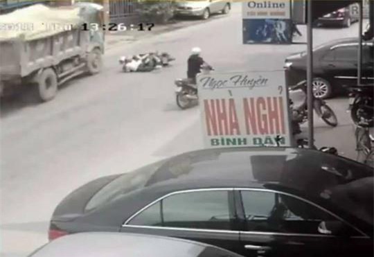 chu xe len tieng ve cu be lai cuu mang 2 nu sinh: "tai xe xu ly qua kem" - 1