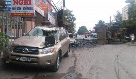 chu xe len tieng ve cu be lai cuu mang 2 nu sinh: "tai xe xu ly qua kem" - 2