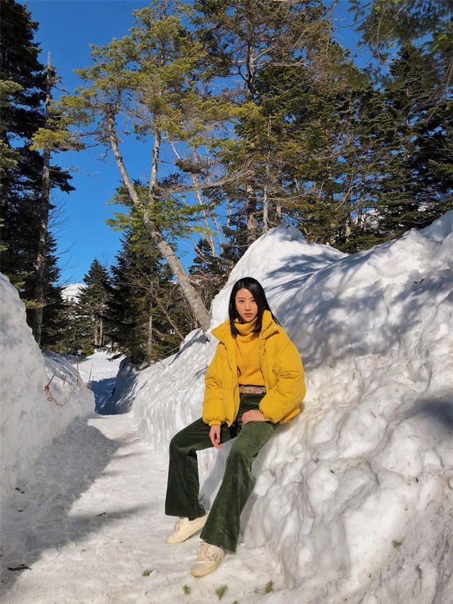 Từ bỏ mái tóc đen làm nên thương hiệu, Quỳnh Anh Shyn vẫn chất khỏi bàn với tóc nâu khói "tây tây" - Ảnh 1.