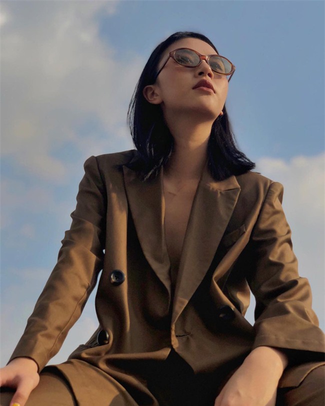 Từ bỏ mái tóc đen làm nên thương hiệu, Quỳnh Anh Shyn vẫn chất khỏi bàn với tóc nâu khói "tây tây" - Ảnh 1.