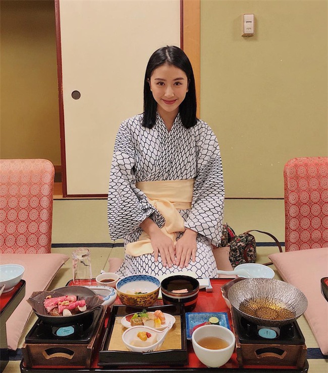 Từ bỏ mái tóc đen làm nên thương hiệu, Quỳnh Anh Shyn vẫn chất khỏi bàn với tóc nâu khói "tây tây" - Ảnh 1.