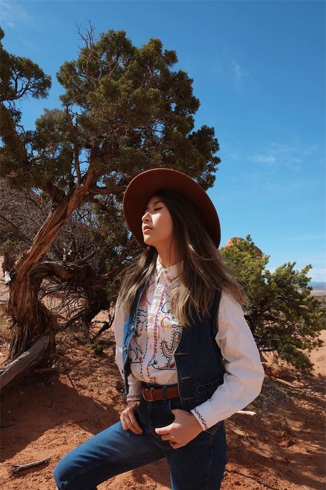 Từ bỏ mái tóc đen làm nên thương hiệu, Quỳnh Anh Shyn vẫn chất khỏi bàn với tóc nâu khói tây tây - Ảnh 3.