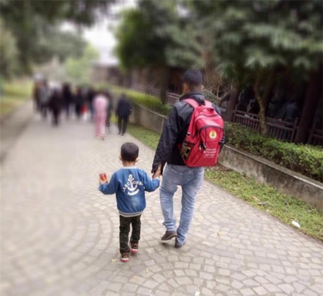 nguoi me “vuot song” cung con trai tu ky: “tu lau roi, con chang chiu goi me oi!” - 2