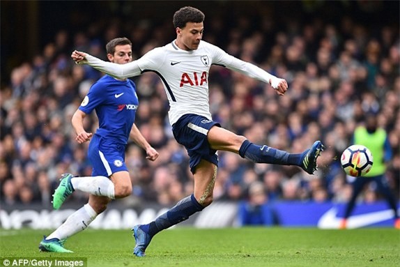 Alli (phải) trừng phạt hàng thủ chệch choạc của Chelsea