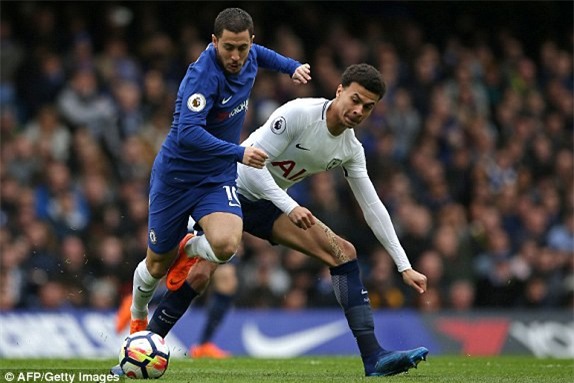Hazard (trái) khá mờ nhạt trước hàng thủ của Tottenham
