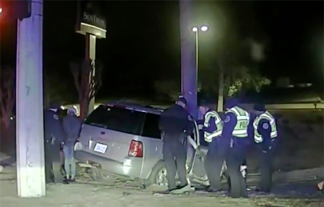 Mẹ lái xe chở 2 con đâm thẳng vào cột bê tông bên đường, khi con gái 7 tuổi tiết lộ lý do cảnh sát lập tức tống giam người mẹ - Ảnh 1.