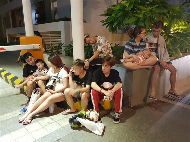 Vợ chồng Only C bế con chạy khỏi chung cư Parc Spring bị cháy