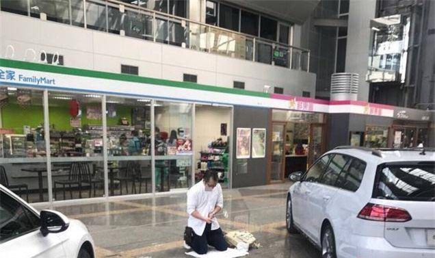 Fan hâm mộ tự rạch bụng vì hâm mộ điên cuồng nữ người mẫu nóng bỏng