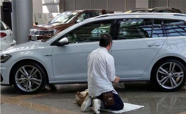 Fan hâm mộ tự rạch bụng vì hâm mộ điên cuồng nữ người mẫu nóng bỏng