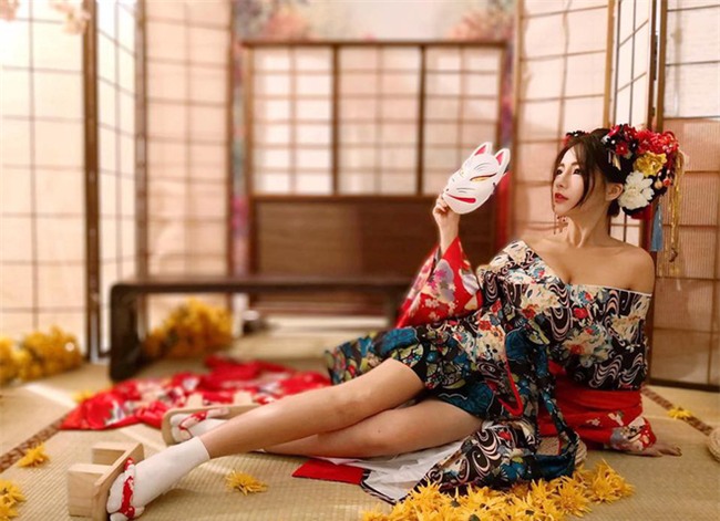 Fan hâm mộ tự rạch bụng vì hâm mộ điên cuồng nữ người mẫu nóng bỏng