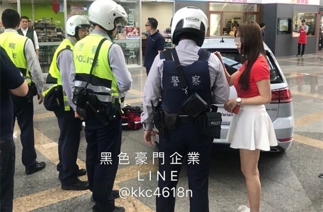 Fan hâm mộ tự rạch bụng vì hâm mộ điên cuồng nữ người mẫu nóng bỏng