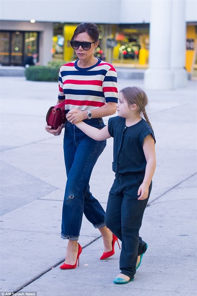 Phờ phạc vì chuyến bay dài, Harper Beckham được mẹ tiếp sức bằng nụ hôn trìu mến - Ảnh 3.