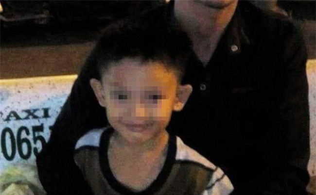 Vụ cháu bé nghi bị ‘người tình của mẹ’ đánh tử vong: Mẹ ruột thản nhiên cắn hạt dưa, cười nói trong đám tang con trai?