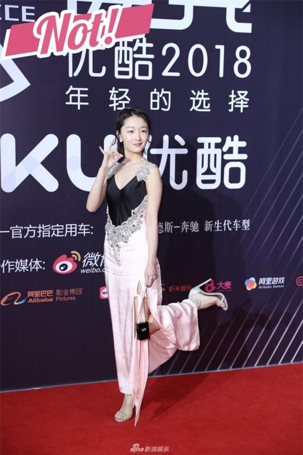 tang thanh ha, do my linh dien sac xanh ngot ngao, "nam tay nhau" vao bang sao dep tuan! - 12