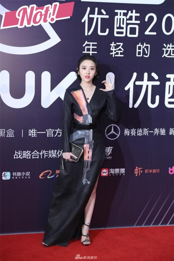 tang thanh ha, do my linh dien sac xanh ngot ngao, "nam tay nhau" vao bang sao dep tuan! - 13