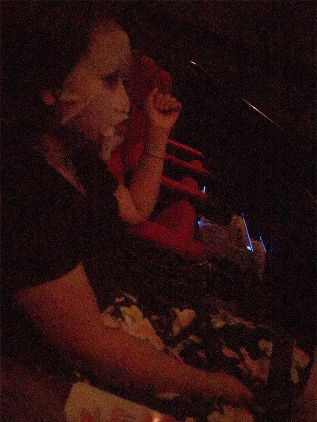 Cô nàng ham làm đẹp nhất đây rồi, vừa vào rạp xem phim kinh dị vừa tranh thủ đắp mặt nạ dưỡng da - Ảnh 2.