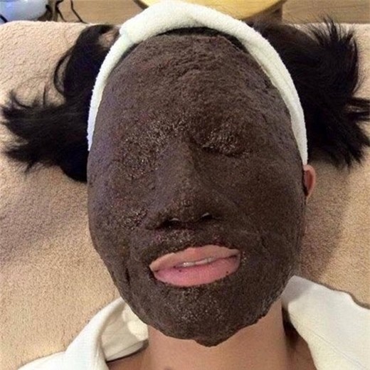 Cô nàng ham làm đẹp nhất đây rồi, vừa vào rạp xem phim kinh dị vừa tranh thủ đắp mặt nạ dưỡng da  - Ảnh 3.