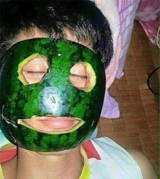 Cô nàng ham làm đẹp nhất đây rồi, vừa vào rạp xem phim kinh dị vừa tranh thủ đắp mặt nạ dưỡng da - Ảnh 5.