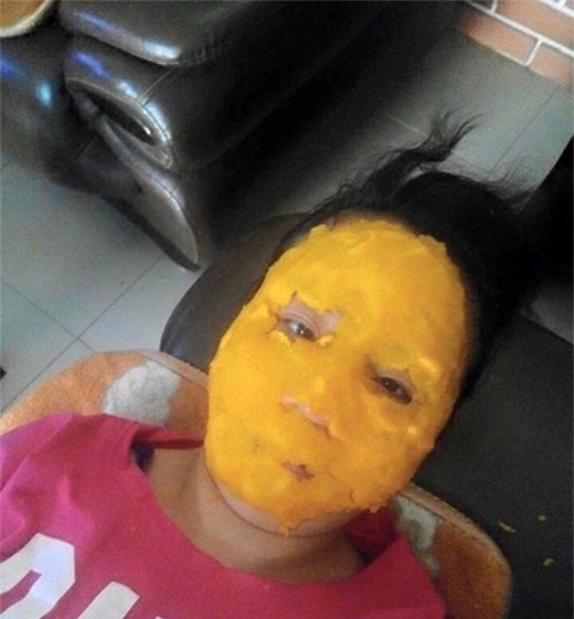 Cô nàng ham làm đẹp nhất đây rồi, vừa vào rạp xem phim kinh dị vừa tranh thủ đắp mặt nạ dưỡng da  - Ảnh 6.